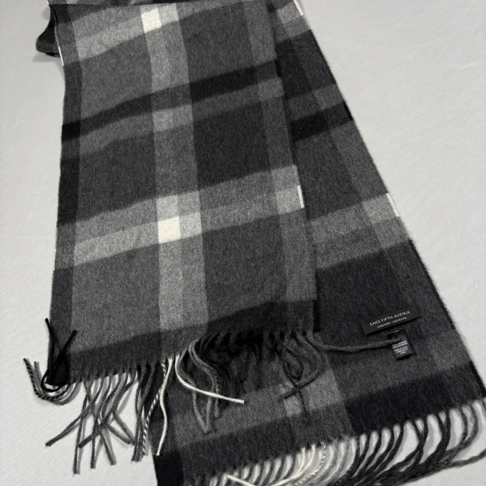 Saks Fifth Avenue Scarf Unisex OS Cashmere Gray Black Plaid Fringe EUC